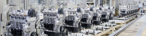 Montage von Motorenteilen in einer Produktionshalle