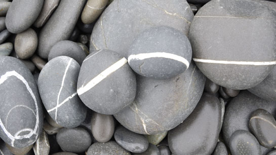 Graue Steine mit weißen Streifen als Symbol für Beständigkeit